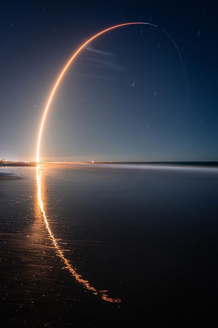 „Fotografia z długą ekspozycją, na której uchwyciłem start Spacex i jego odbicie w Oceanie Atlantyckim”