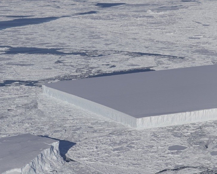 13. Idealnie prostokątna góra lodowa.