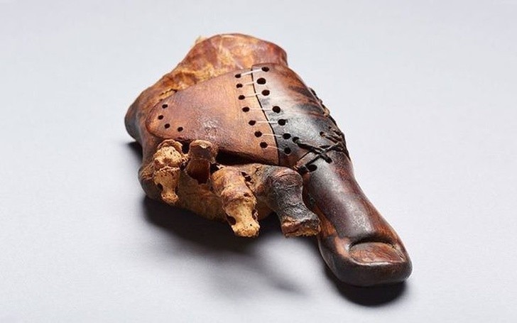 14. Pozostałości mumii sprzed 3000 lat, posiadającej protezę palca.