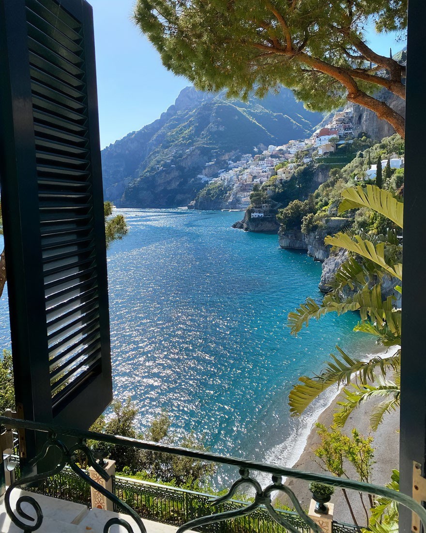 Widok z okna w górskiej wiosce Positano położonej we Włoszech