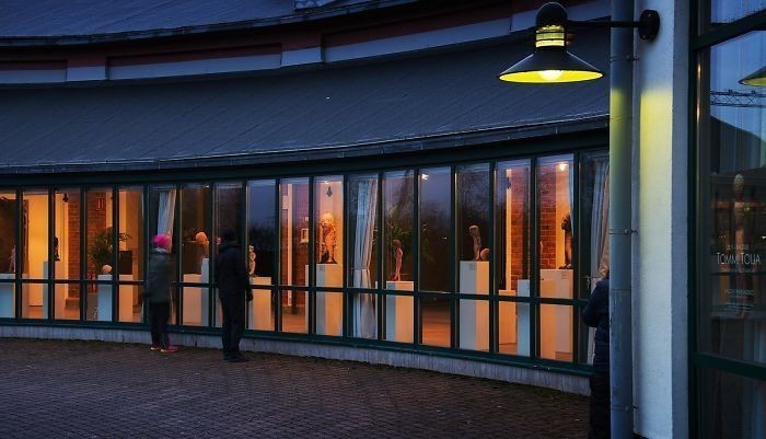 Muzeum sztuki, które zamknięto ze względu na pandemię, umieściło wystawy przy oknach, by można było oglądać je z zewnątrz. Salo, Finlandia