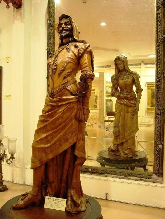 Dwustronna rzeźba Mefistofelesa i Małgorzaty (XIX wiek) w muzeum Salar Jung w Indiach. Wyrzeźbiono ją z pojedynczego kawałka drewna.