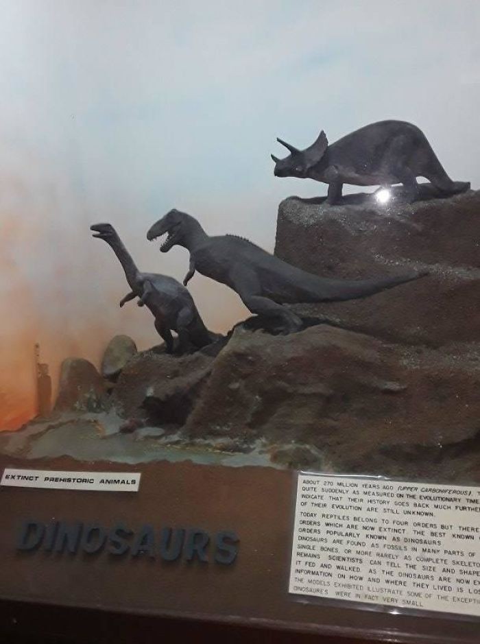 Kenijskie muzeum ma niewielki budżet, więc pracownicy improwizowali i stworzyli dinozaury z gliny.