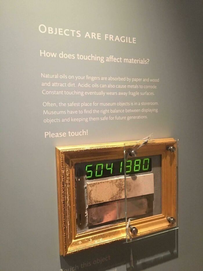 Ta wystawa pokazuje wpływ, jaki wywiera na eksponaty dotykanie ich palcami.