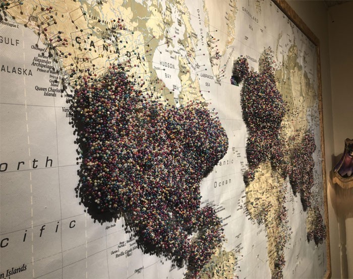 Mapa pozwalająca zwiedzającym wskazać skąd pochodzą. Muzeum Aurora, Islandia