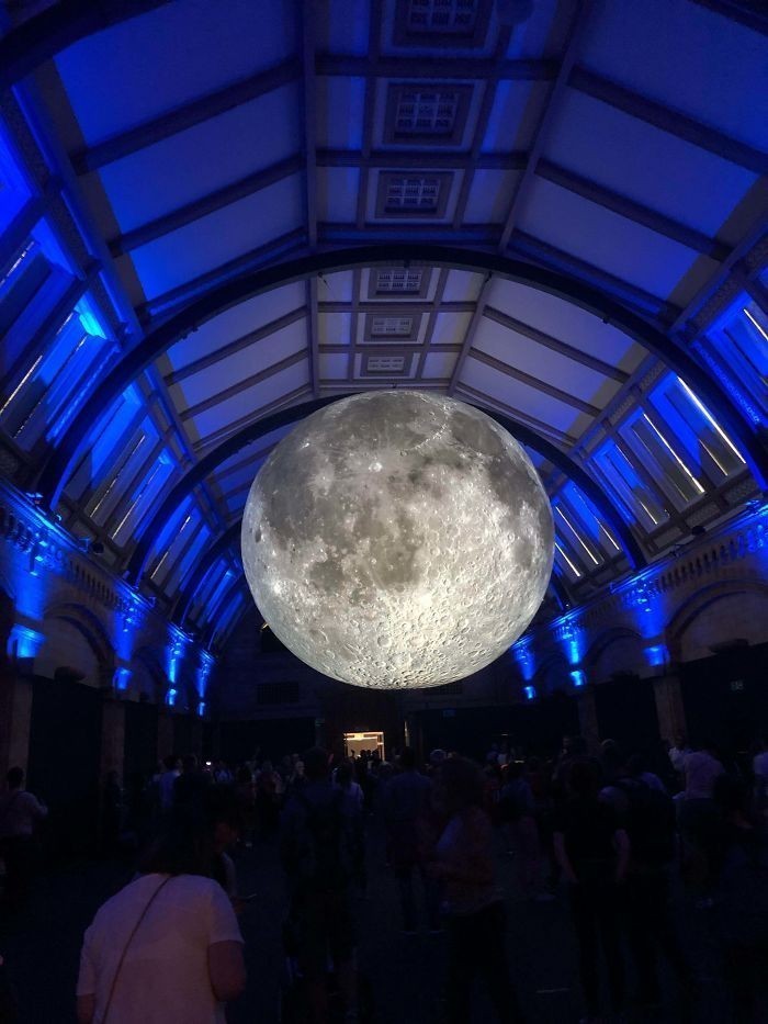 Replika księżyca w muzeum historii naturalnej
