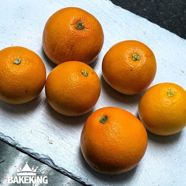 Spróbujmy z pomarańczami. Przyjrzyjcie się im dokładnie. Dwie z nich są wykonane z ciasta.