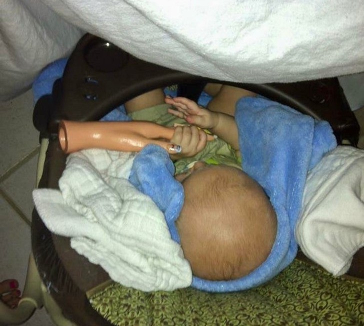"Znalazłam zastosowanie dla tej sztucznej dłoni do treningu manicure, gdy mój synek zachorował i nie potrafił zasnąć dopóki nie trzymał mnie za rękę."