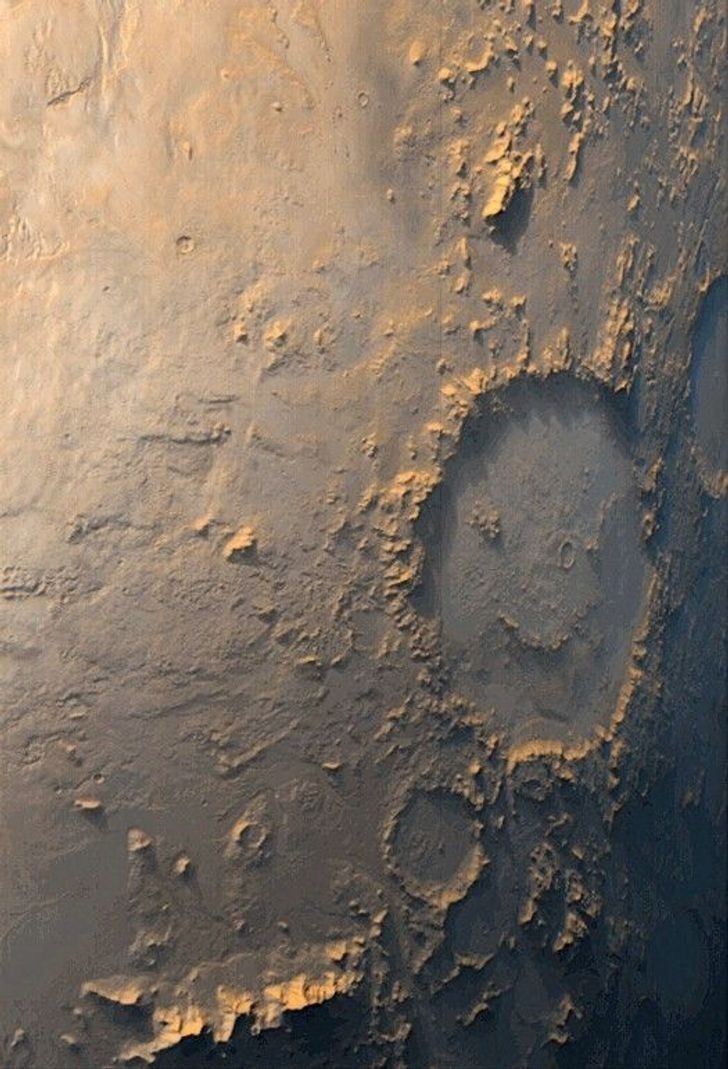 13. Krater na Marsie, wyglądający niczym uśmiechnięta buźka