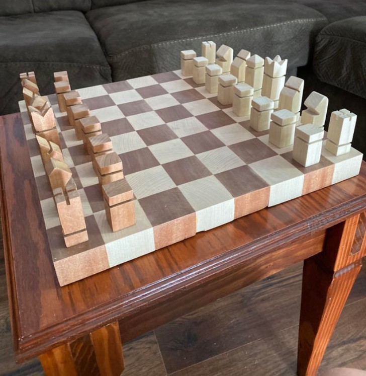 "Własnoręcznie wykonana szachownica i figury"