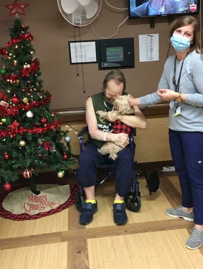 Ten mężczyzna był zmuszony oddać swojego psa do schroniska ze względu na dłuższy pobyt w szpitalu...