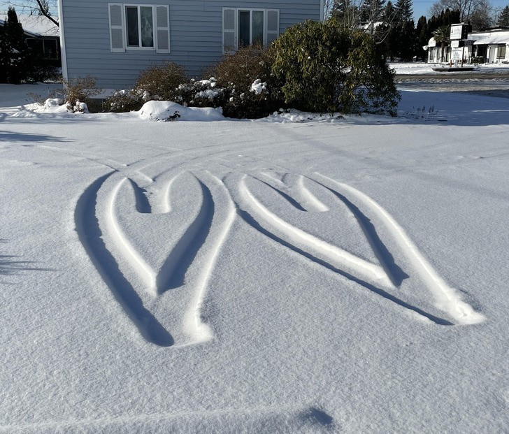 "Te 2 serca w śniegu powstały w trakcie wycofywania auta z parkingu."