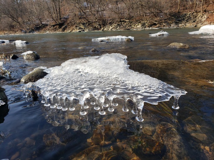 "Ta lodowa formacja powstała, gdy poziom wody w rzece opadł."