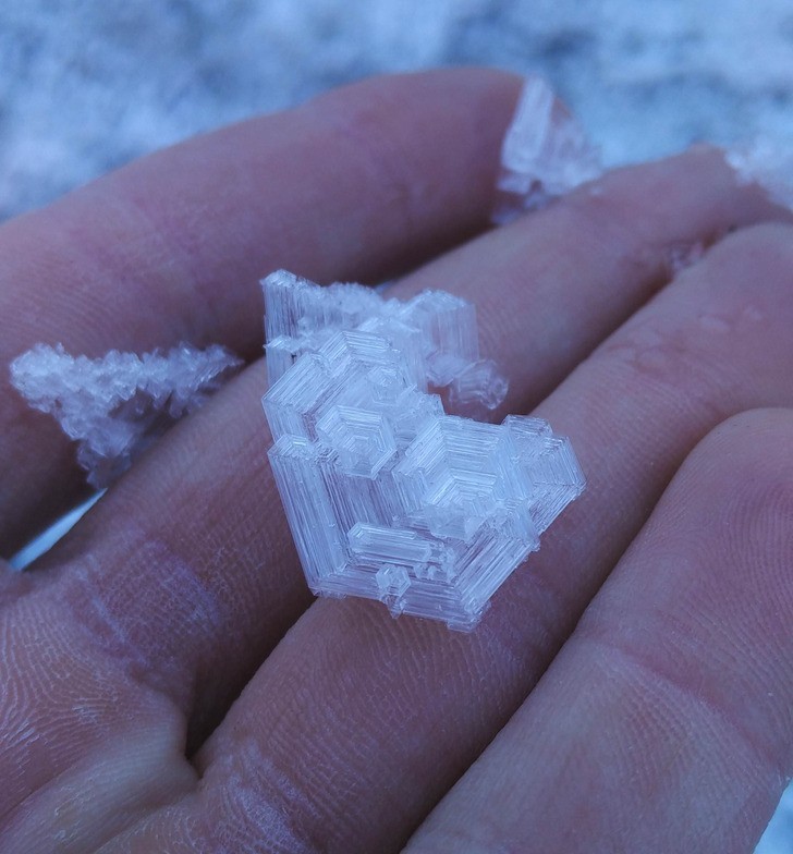 "Duże kryształy lodu w Szwajcarii"