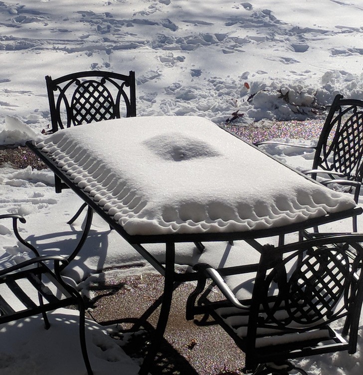 "Śnieg na tym stoliku wygląda jak ciasto."