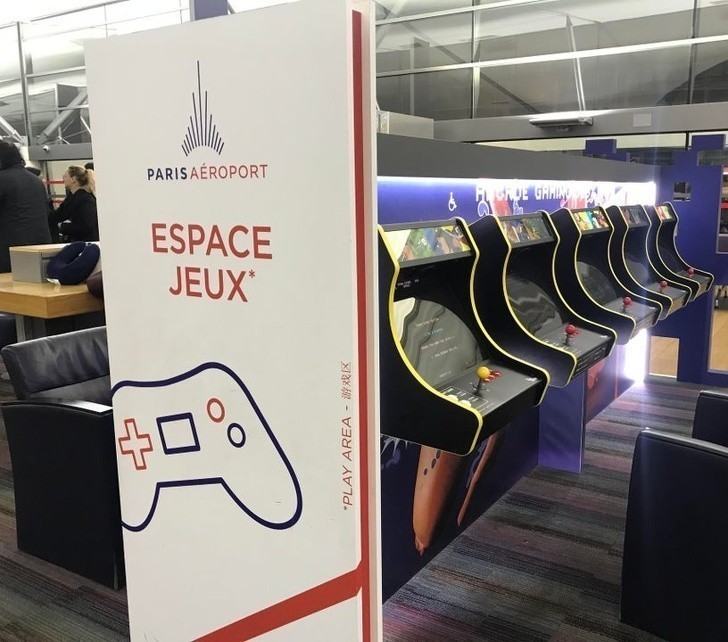 20. Lotnisko w Paryżu posiada darmowe stoisko z grami, umilające pasażerom oczekiwanie.