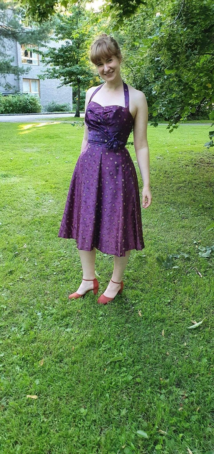 "To suknia zaprojektowana przez moją babcię w 1959 roku, z okazji 20 rocznicy jej śluby. Miałam ją na sobie wczoraj, podczas jej setnych urodzin."