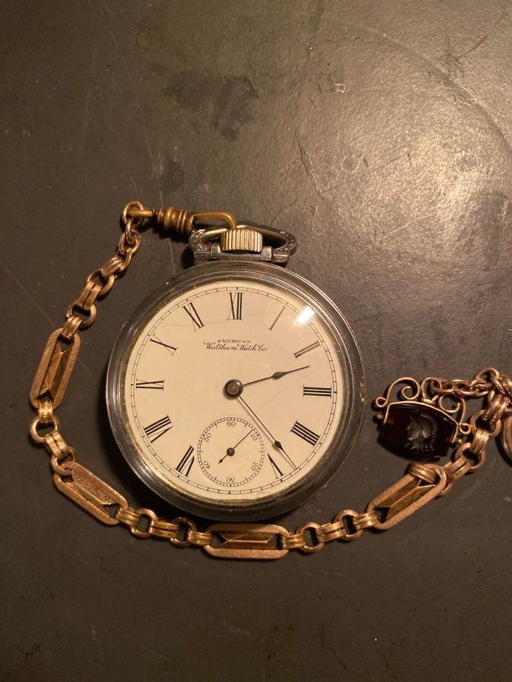 "Zegarek z 1892 roku - w całkiem niezłym stanie, biorąc pod uwagę jego wiek"
