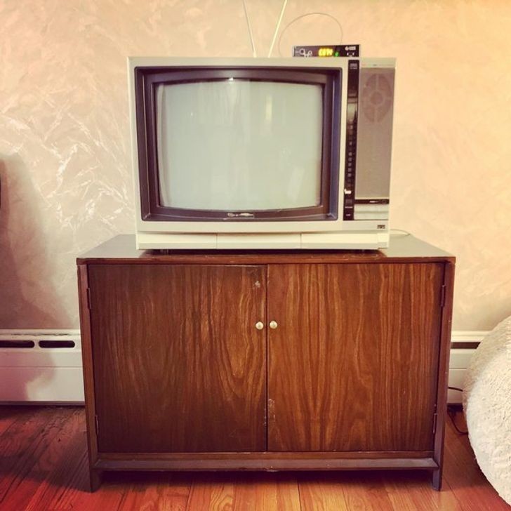 "Pierwszy telewizor moich rodziców z 1983 roku i szafka z 1968, należąca do mojego taty, gdy był jeszcze nastolatkiem"