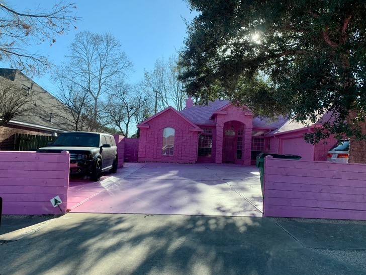 "Sąsiedzi pomalowali swój dom na różowo. Cały dom."