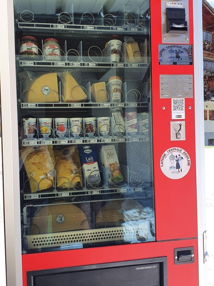 "Automat z serami w górskiej wiosce w Szwajcarii"