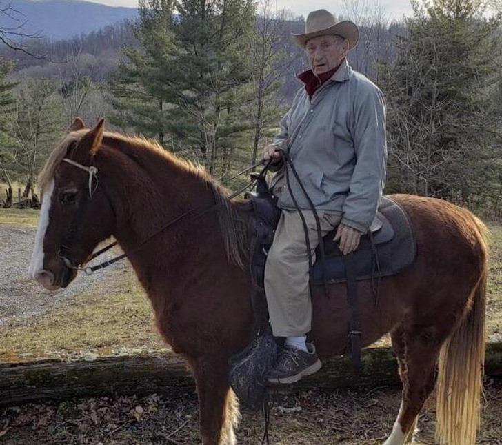 "Mój sąsiad na naszej farmie, jadący konno w ramach uczczenia swoich 102 urodzin. Jestem przekonany, że facet jest nieśmiertelny."