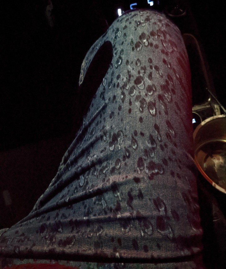 "Krople deszczu na szybie mojego auta stworzyły fajny wzór na moich spodniach."