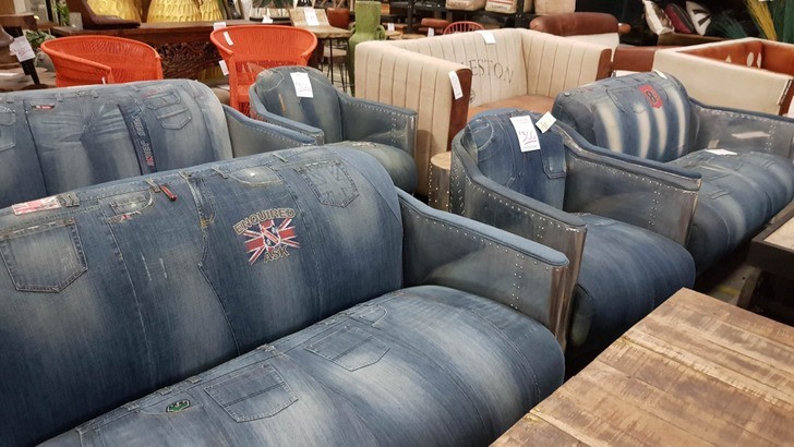 "Kanapy wykonane z jeansów w moim lokalnym sklepie meblowym"