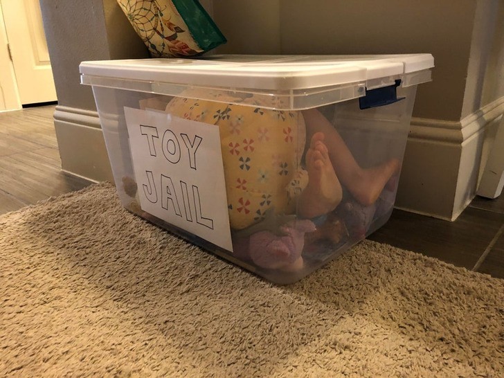 "Powiedzieliśmy naszej 3-latce, że nie może dostać swoich zabawek, bo są w więzieniu, więc wspięła się do środka, by się pobawić."