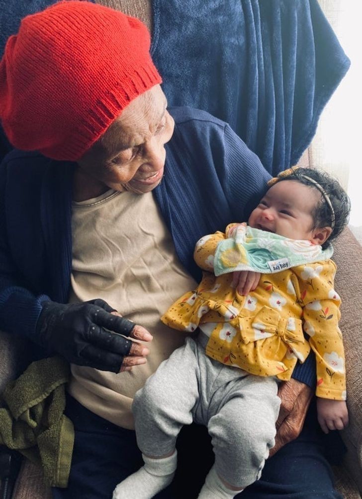 4. "Moja 103-letnia prababcia śmiejąca się z moją 2-miesięczną córką."