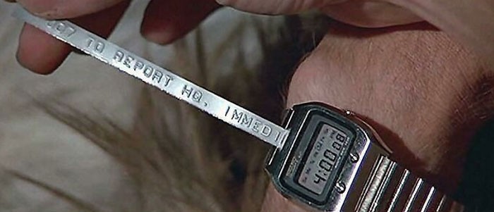 9. James Bond otrzymujący "wiadomość tekstową" poprzez swojego smartwatcha, 1977