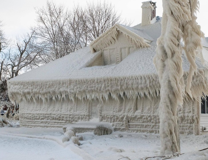 "Dom mojego sąsiada skuty lodem po zamieci, która przeszła nad Ohio"