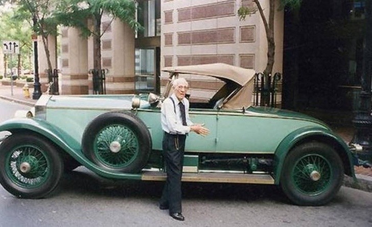 2. Allen Swift, który dożył 102 lat, przez 82 lata był właścicielem jednego samochodu, z którego korzystał na co dzień. Był to Rolls-Royce Piccadilly P1 Roadster z 1928 roku.