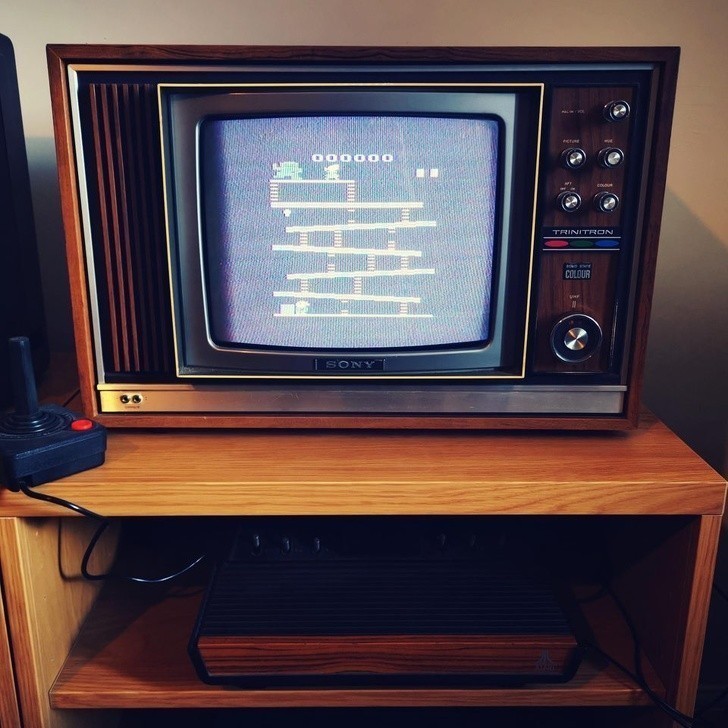 11. "Telewizor mojego taty, z późnych lat 60. Wciąż działa, tak samo jak konsola Atari."
