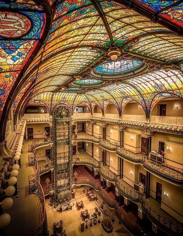 3. Gran Hotel Ciudad de México utrzymany w stylu secesyjnym, autorstwa francuskiego architekta, Jacques'a Grübera, 1899