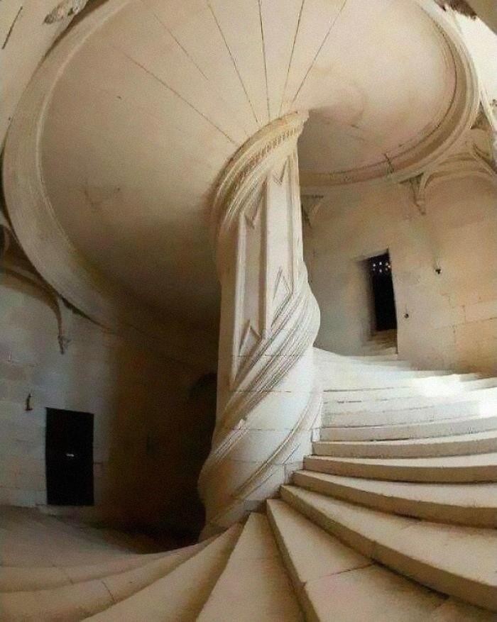 7. Schody spiralne zaprojektowane przez Leonarda Da Vinci w roku 1516