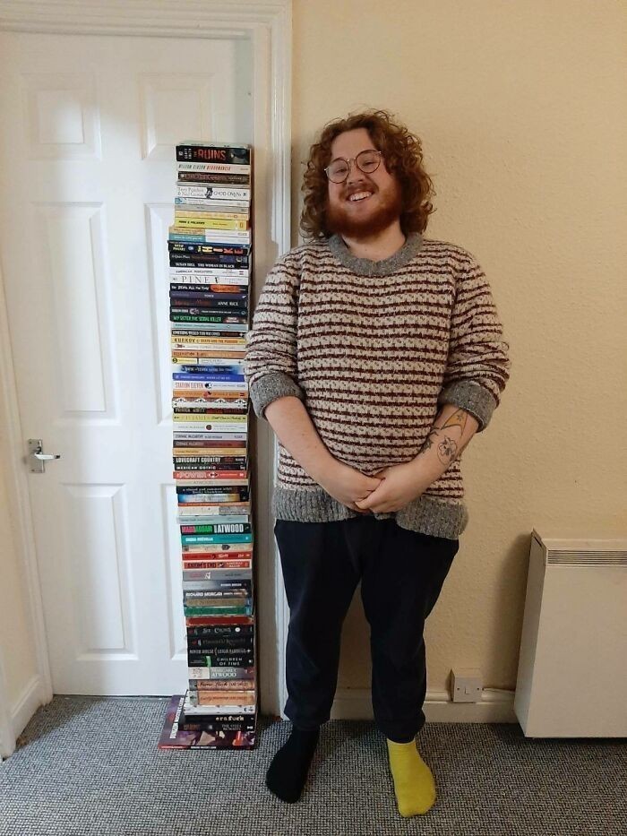 "W zeszłym roku przeczytałem 71 książek. Oto moje zdjęcie obok wszystkich. Mam 175 cm wzrostu."