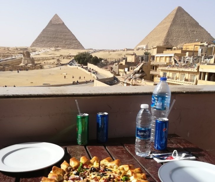 "Piramidy w Gizie widziane z pobliskiego Pizza Hut"