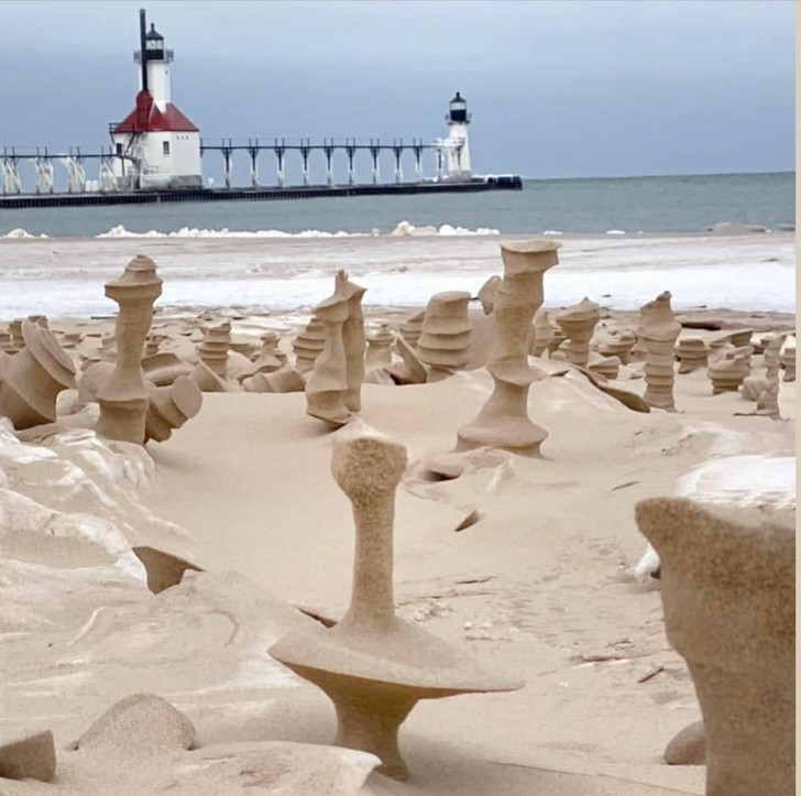 "Piaskowe rzeźby powstałe w wyniku połączenia zamarzniętego piasku i silnych wiatrów"