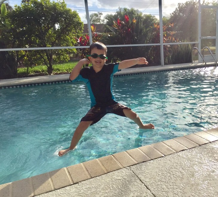Chłopiec wskakujący do basenu