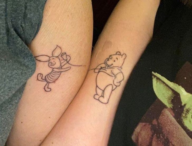 3. "Mama i ja uwielbiamy Puchatka i Prosiaczka, więc zrobiliśmy sobie pasujące tatuaże."