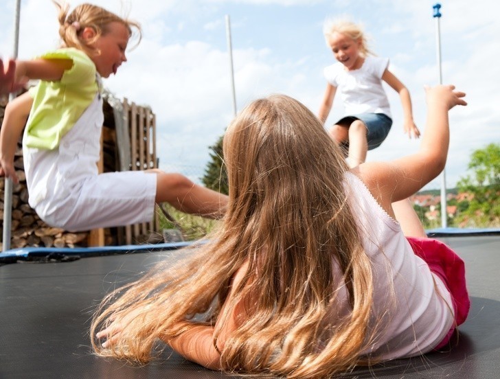 7. Skakanie na trampolinie