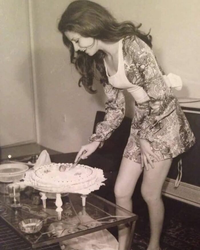 Kobieta krojąca swój urodzinowy tort, Iran, 1973