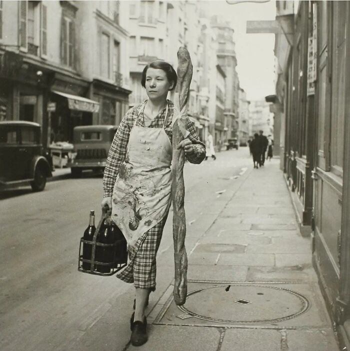 Francuska kobieta z bagietką i sześcioma butelkami wina, Paryż, 1945
