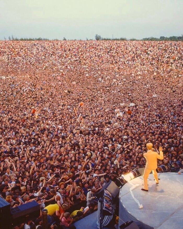 David Bowie występujący przed olbrzymią publicznością, 1983