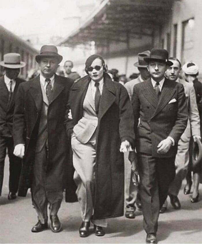 Marlene Dietrich zatrzymana na stacji kolejowej w Paryżu w 1933 za złamanie zakazu noszenia spodni przez kobiety