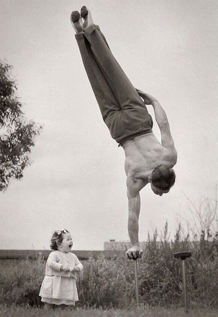 Tata prezentujący swoje umiejętności przed córką, Melbourne, Australia, lata 40