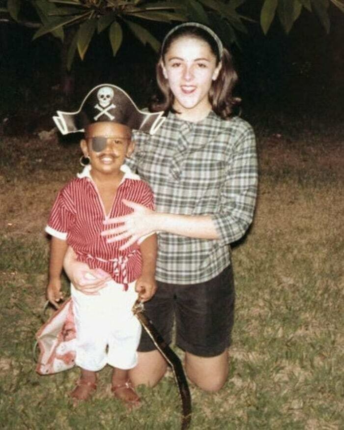 Młody Barack Obama ze swoją mamą na Halloween, 1964