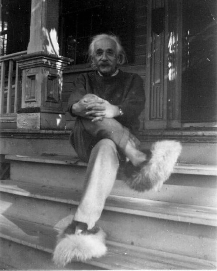 Albert Einstein w puchatych kapciach, lata 50