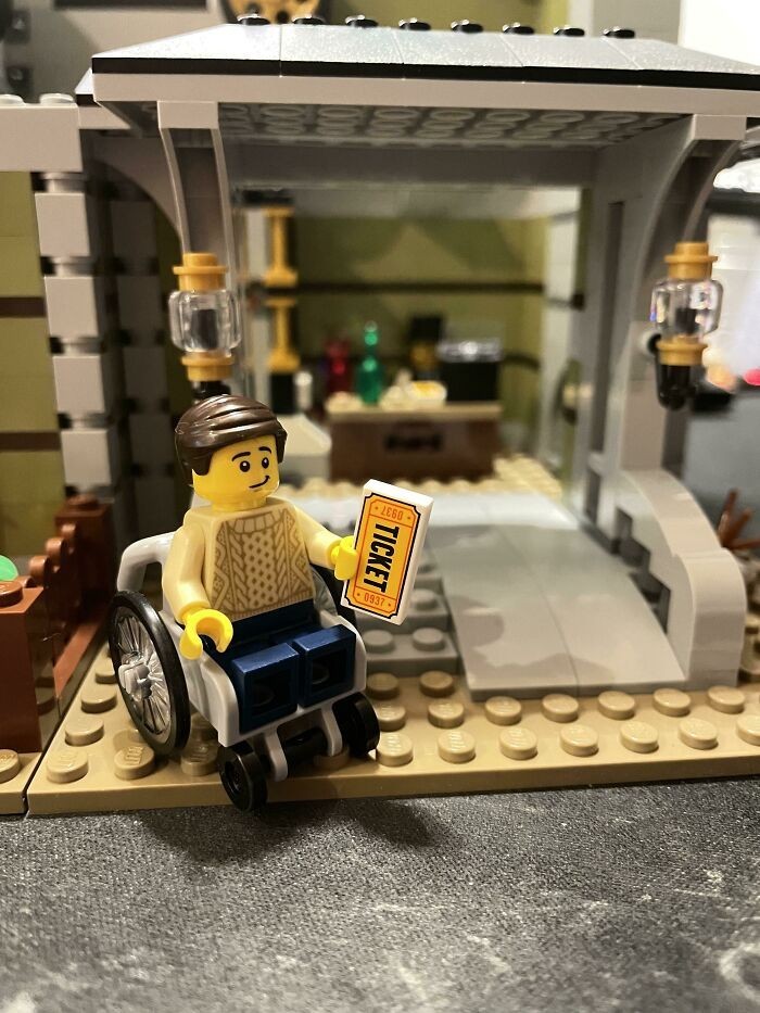 Zestaw lego z dołączoną figurką na wózku  i podjazdem dla niepełnosprawnych